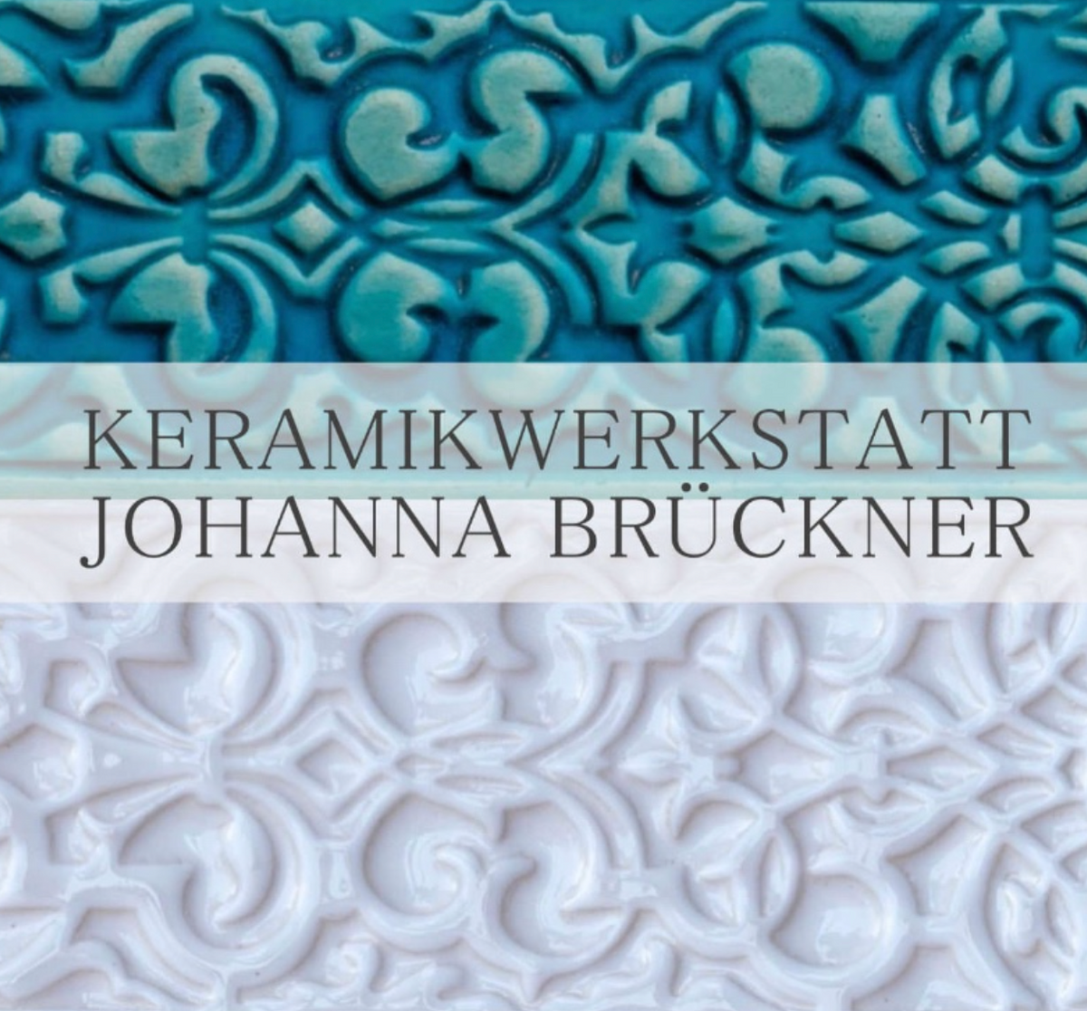 Logo der Keramikwerkstatt Johanna Brückner mit verzierten Keramikmustern in Türkis und Weiß.