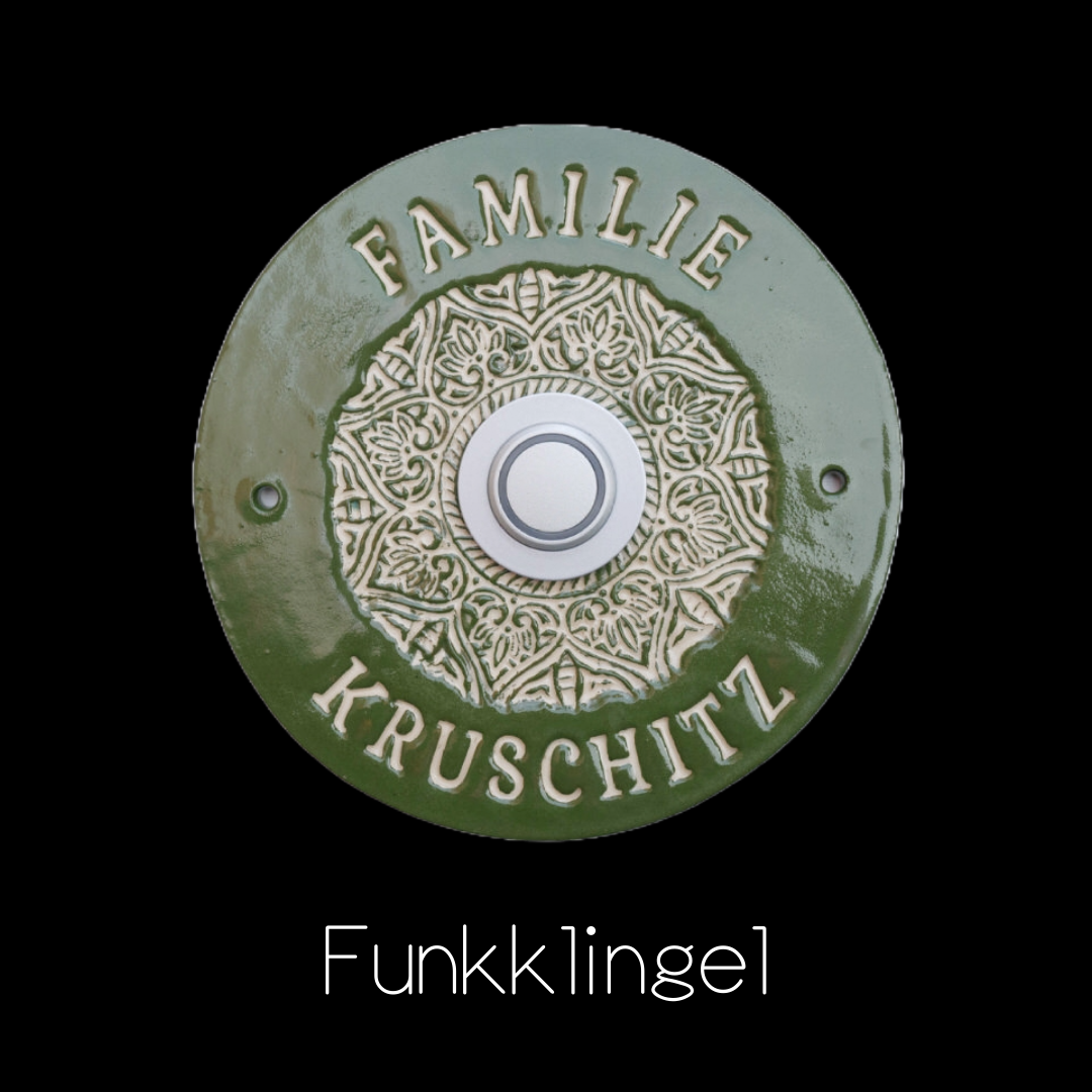 Handgefertigte keramische Funkklingel mit grüner Glasur, Ornamentmuster und personalisierter Beschriftung.