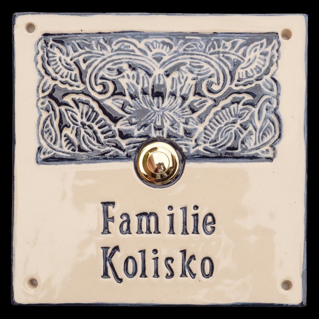 Ausgefallenes Türschild aus Keramik mit Lilienmuster