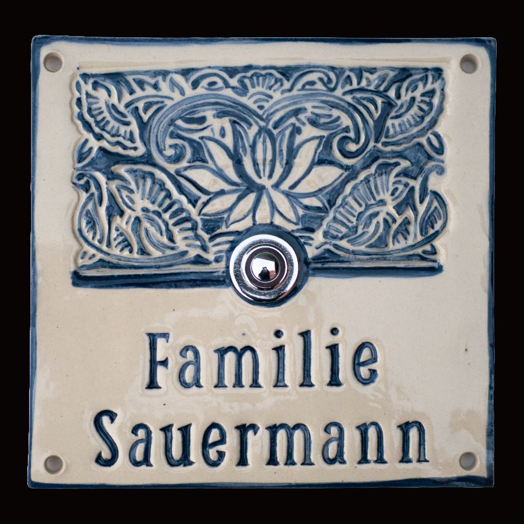 Cremesfarbenes Keramik-Türschild mit blauem Lotus-Muster und Schriftzug Familie Sauermann