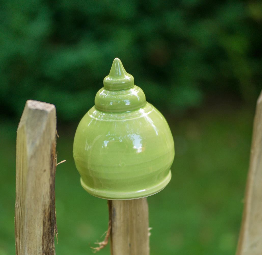 Keramik-Gartenstecker in Tropfenform in glänzendem Hellgrün