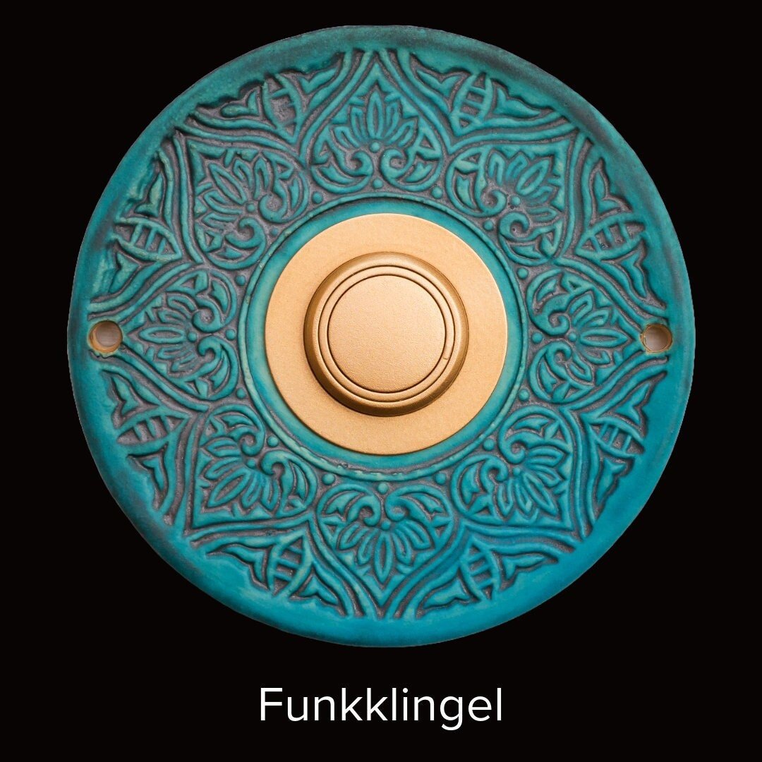 Runde türkisfarbene Keramik-Funkklingel mit goldenem Knopf und geprägtem Blumenornament