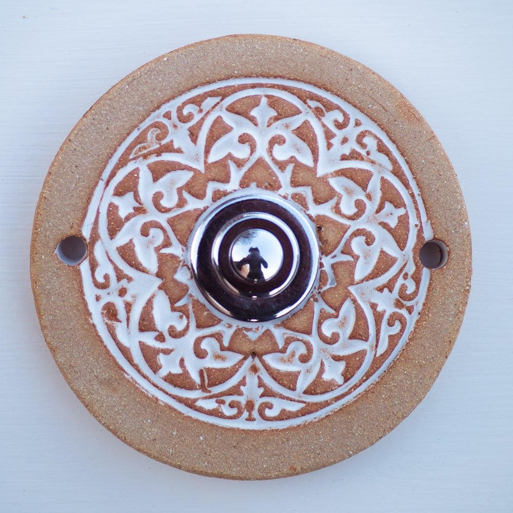 Runde Keramik-Türklingelabdeckung in Goldbraun und Weiß mit ornamentalem Muster – handgefertigte dekorative Wandplatte für den Hauseingang
