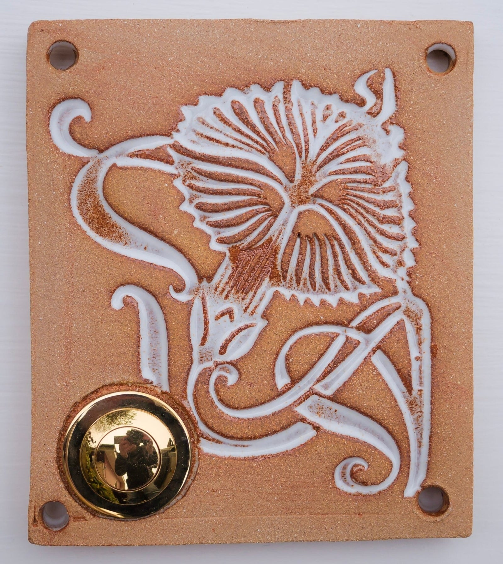 Eckige braune Keramik-Klingelplatte mit floralem Muster und goldenem Knopf