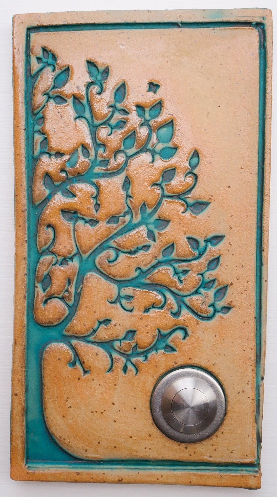 Handgefertigte Keramik-Türklingelabdeckung mit Lebensbaum-Motiv – rustikale Wandplatte in Natur- und Türkisoptik