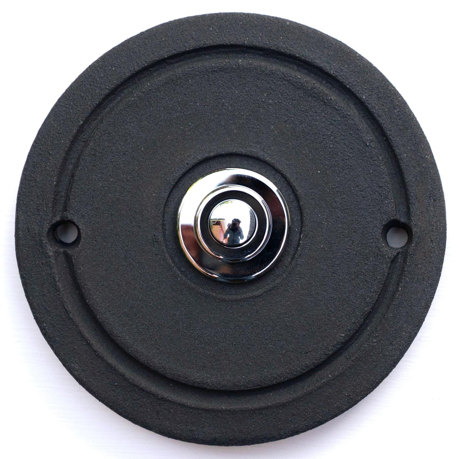 Runder schwarzer Klingelknopf mit polierter Chrom-Mitte – modernes minimalistisches Eingangsdesign