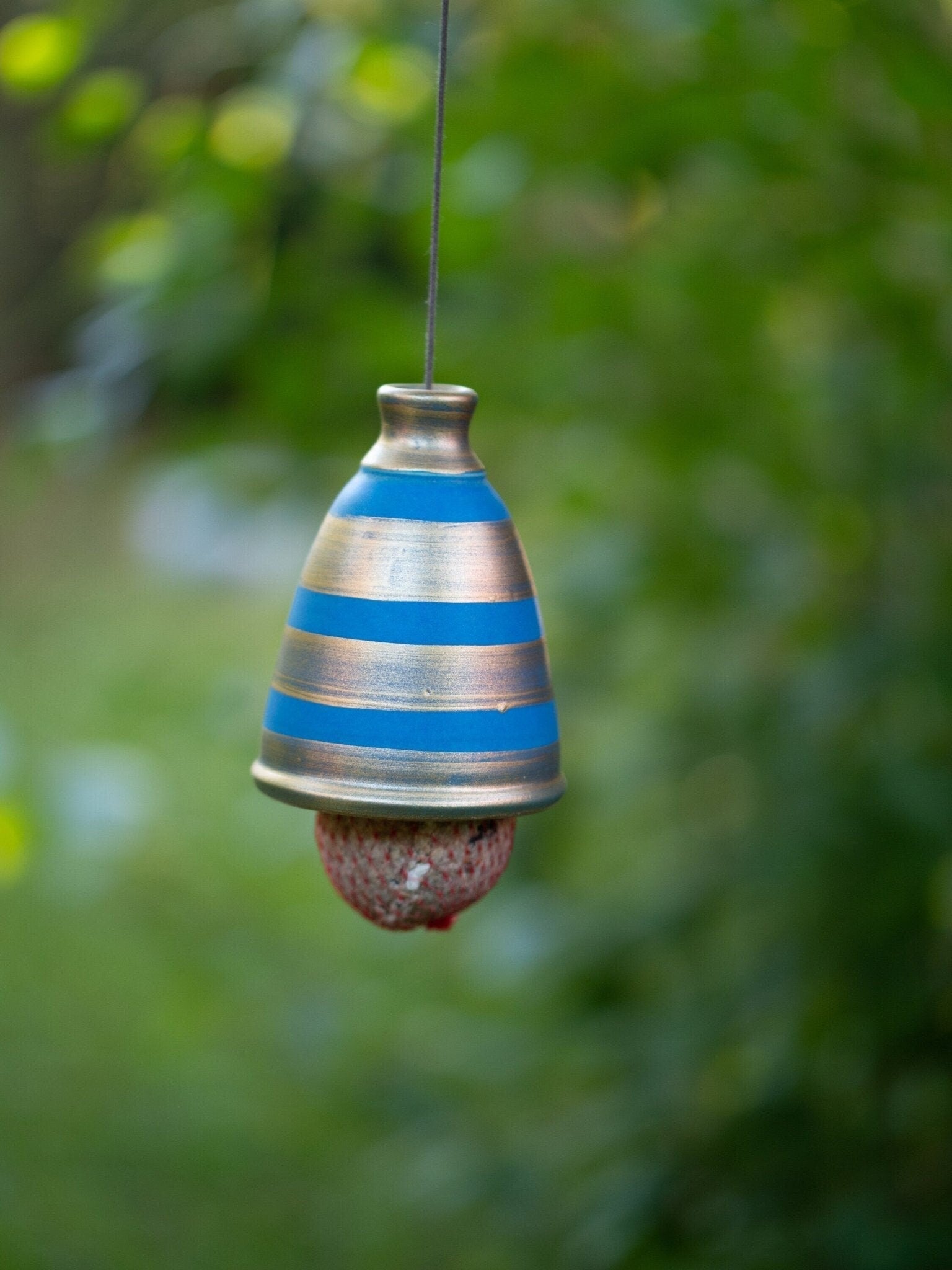 Handgefertigte Meisenknödel - Halterung aus Keramik – blaue Streifen, frostfest & wetterbeständig - Keramikwerkstatt Johanna Brückner