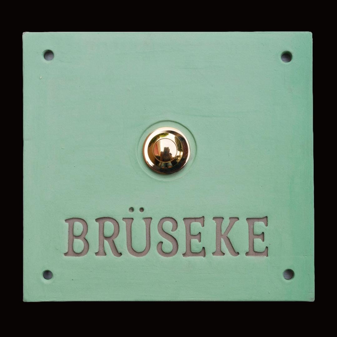 Handgefertigtes Keramik-Klingelschild mit Gravur – Salbeigrün, 13×13 cm