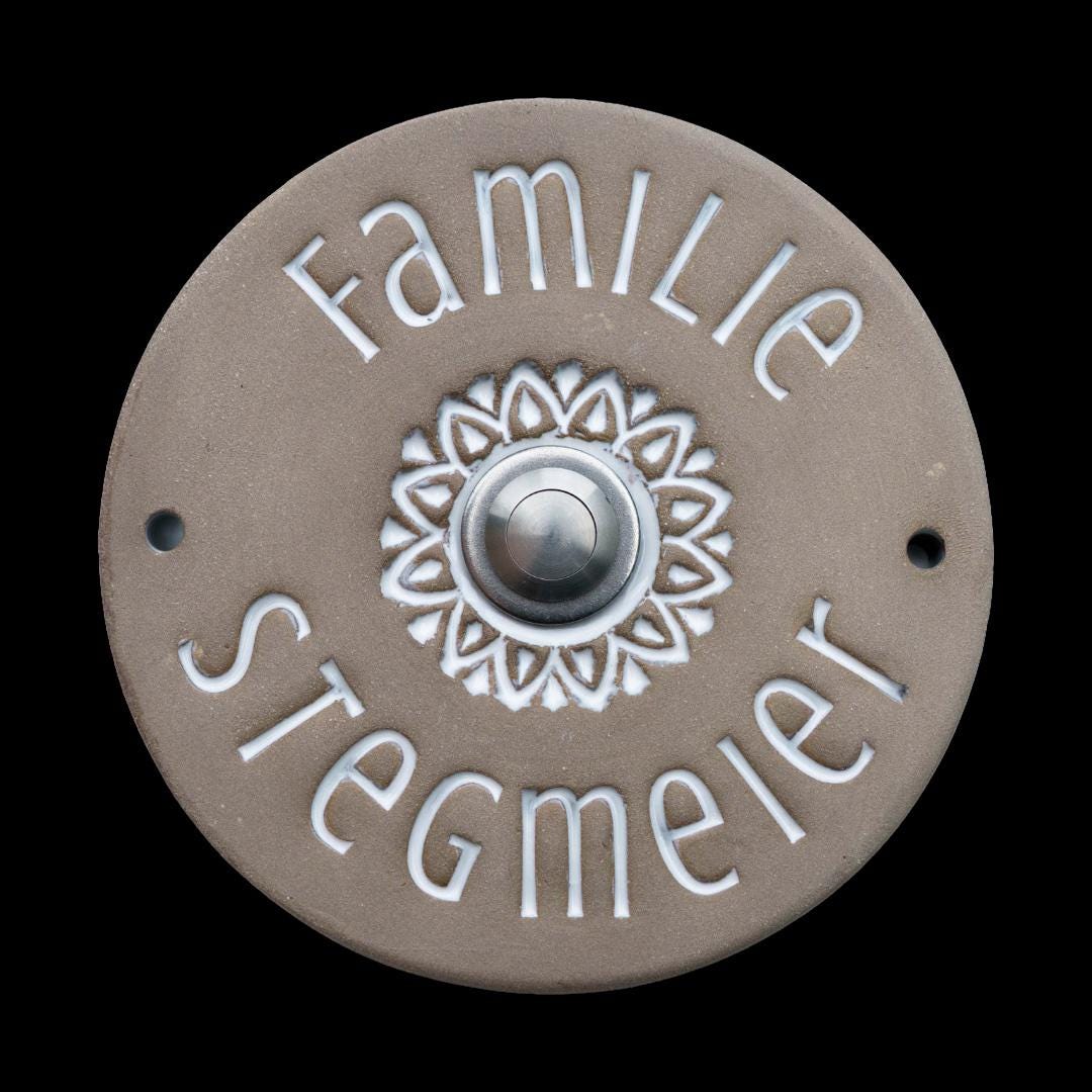 Handgefertigtes rundes Keramik-Namensschild grau/weiß– Personalisierbares Haustürschild mit Ornamentring, ca. 14 cm