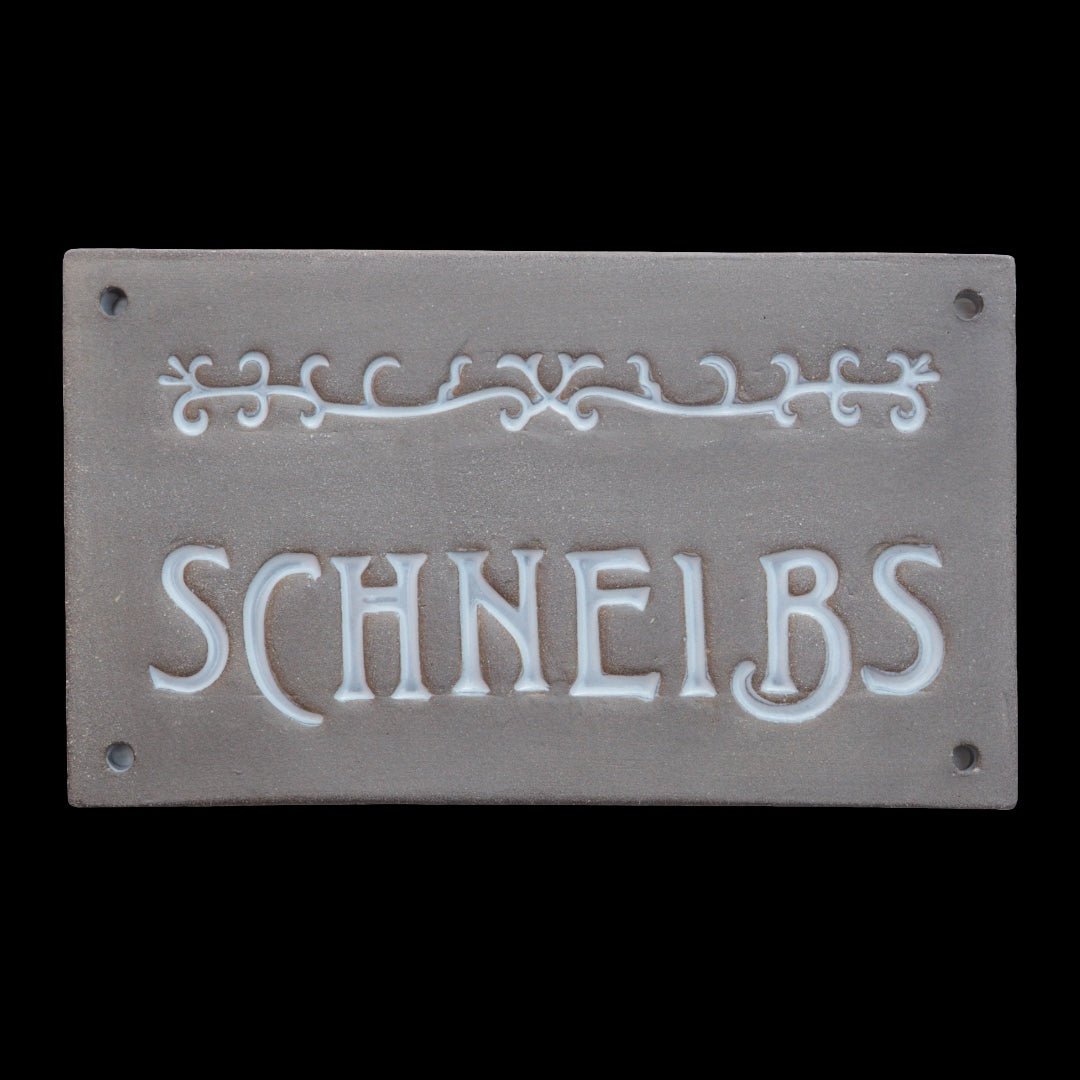 Handgefertigtes Türschild / Namensschild aus grauem Ton. Name und mit weißem Musterglasur abgesetzt. - Keramikwerkstatt Johanna Brückner