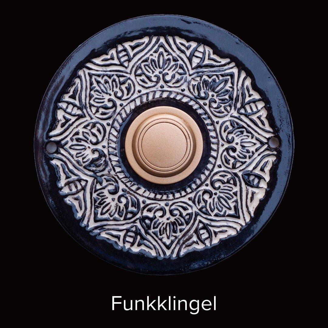 Runde Keramik-Funkklingel mit goldenem Knopf und filigranem blauem Blumenornament