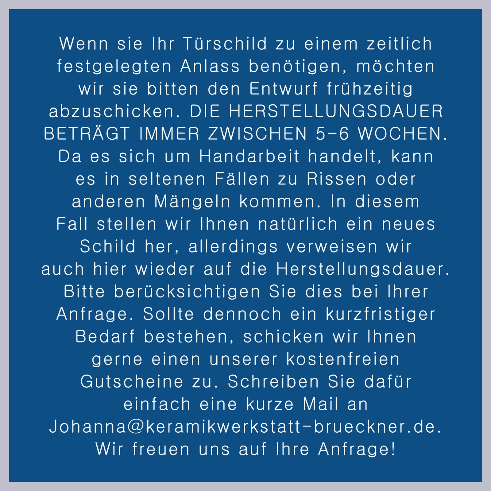 Handgefertigtes weißes Keramik-Klingelschild mit individueller Gravur, Schwarz/Beige, ca 13 cm