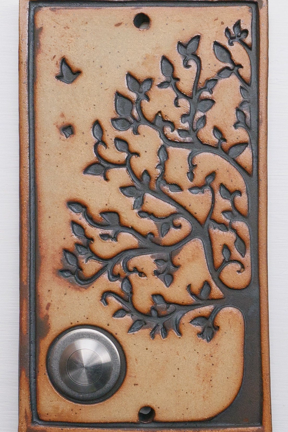 Handgefertigte Keramik-Türklingelabdeckung mit Lebensbaum-Motiv – rustikale Wandplatte in Natur- und Türkisoptik