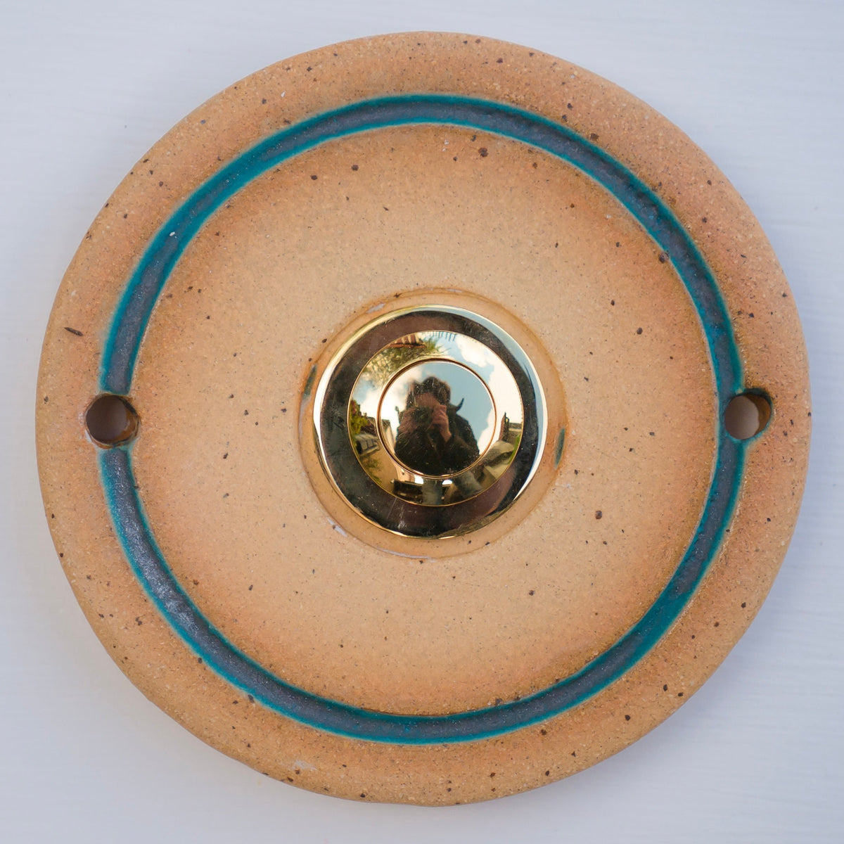 Runder Keramik-Klingelknopf in Beige mit türkisfarbenem Ring und polierter Messing-Mitte – rustikales handgefertigtes Design