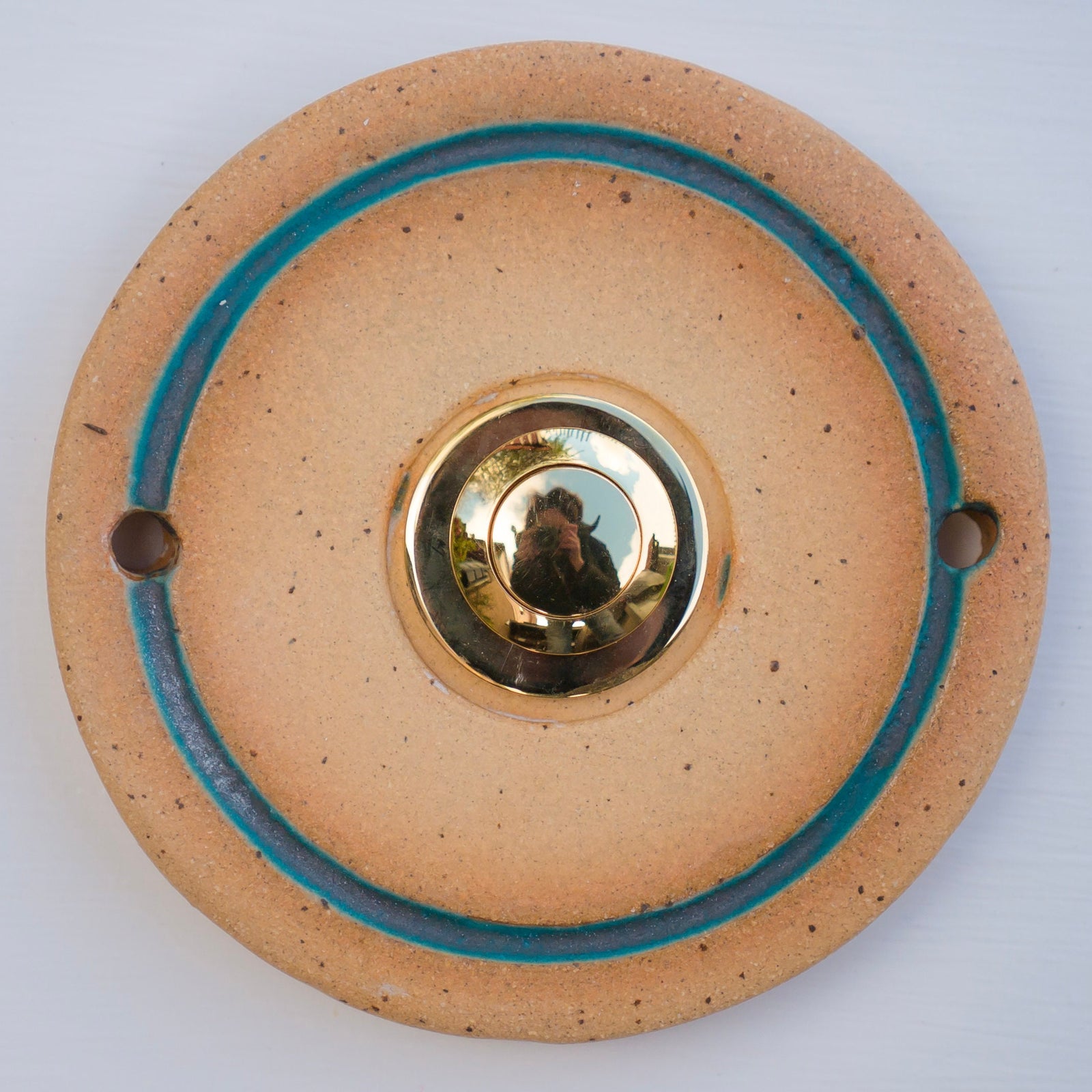 Runder Keramik-Klingelknopf in Beige mit türkisfarbenem Ring und polierter Messing-Mitte – rustikales handgefertigtes Design