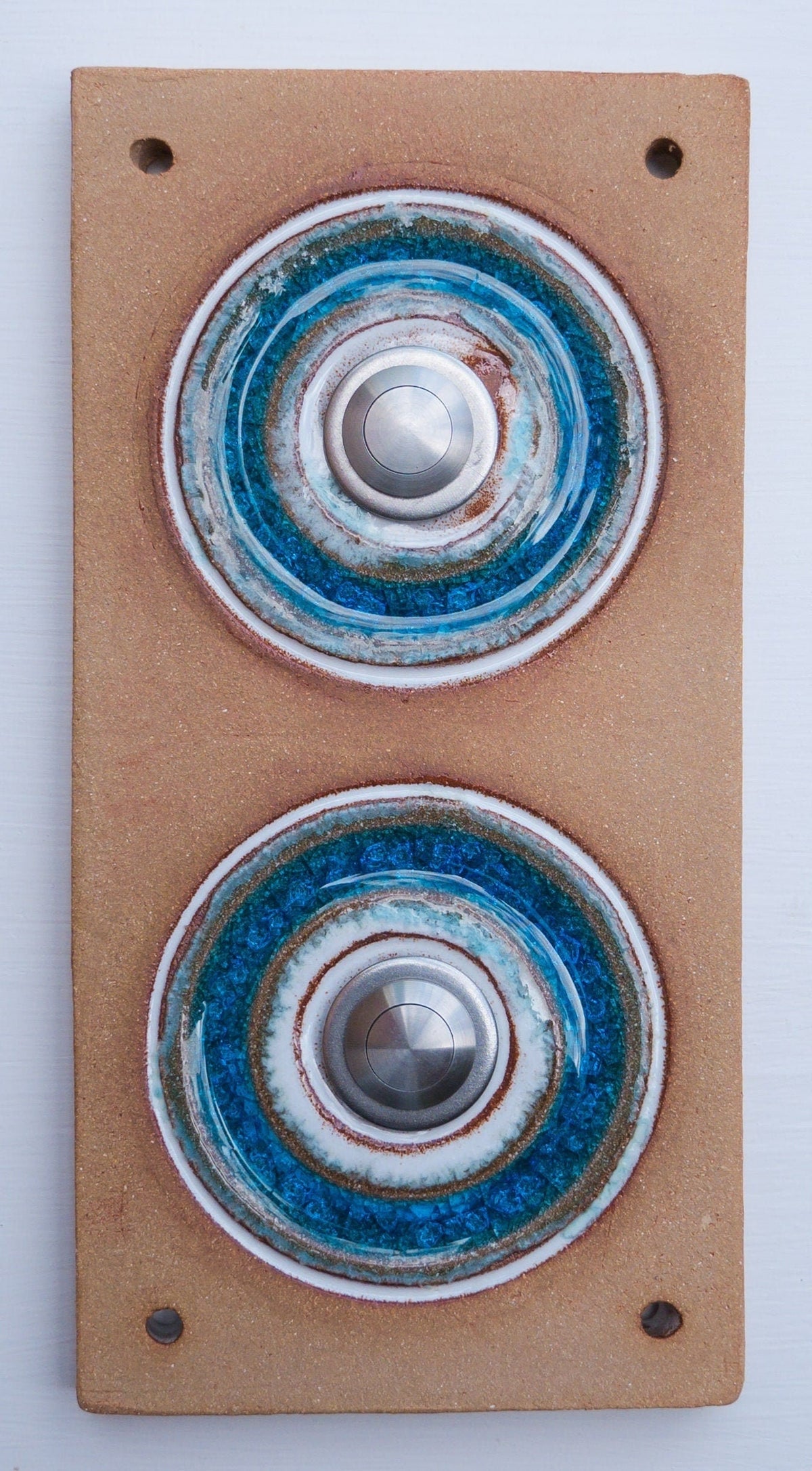 Beiges Keramikschild mit doppelter Türklingel und konzentrischen blauen Dekorringen
