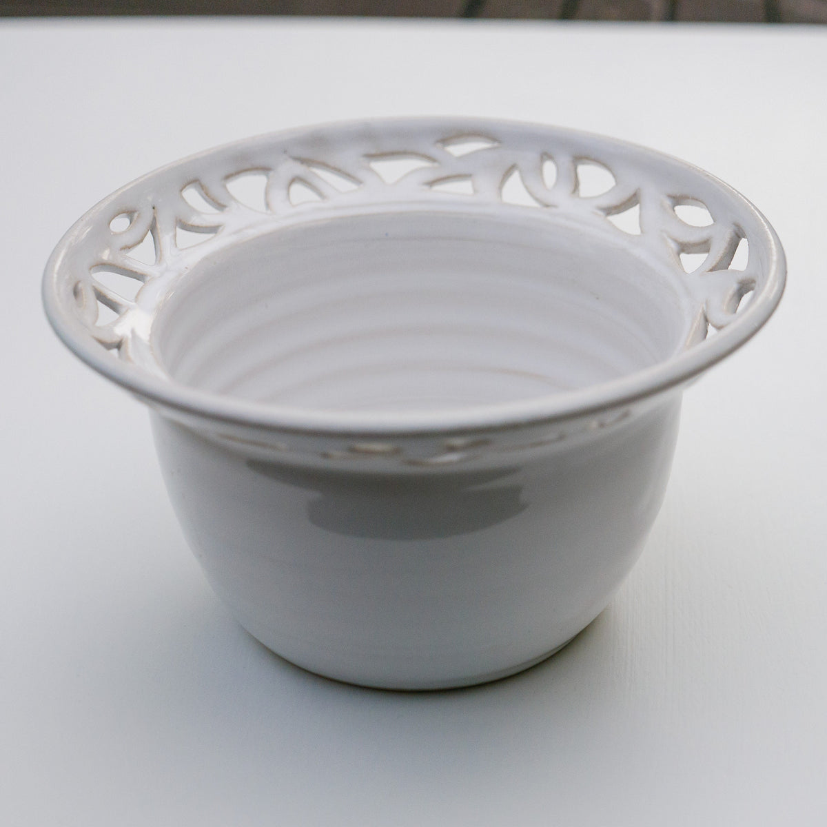 Weiße Schale mit durchbrochenem Rand 17 x 9,5 cm