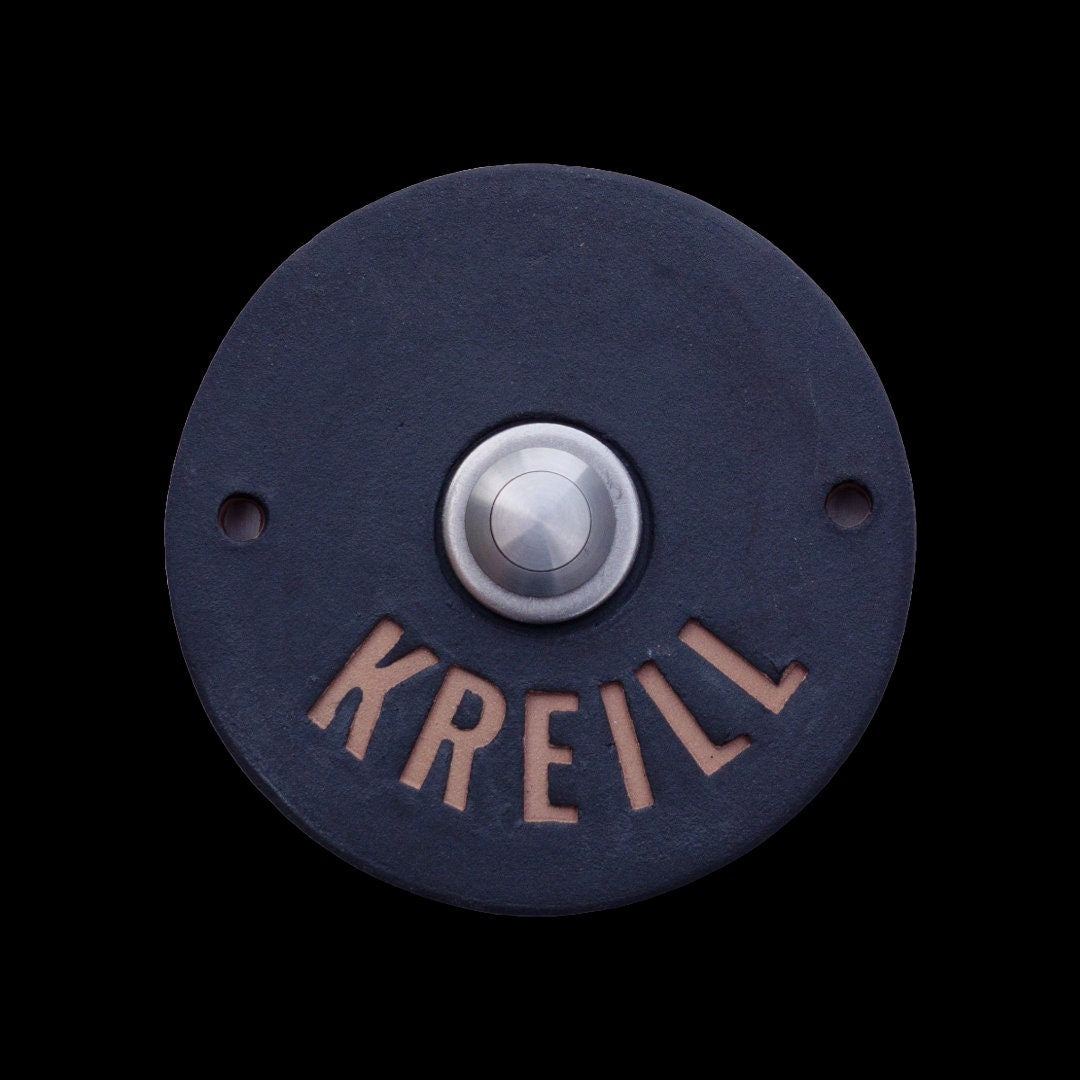 Runde dunkle Keramik-Klingelplatte mit silbernem Knopf, graviert mit dem Namen Kreill