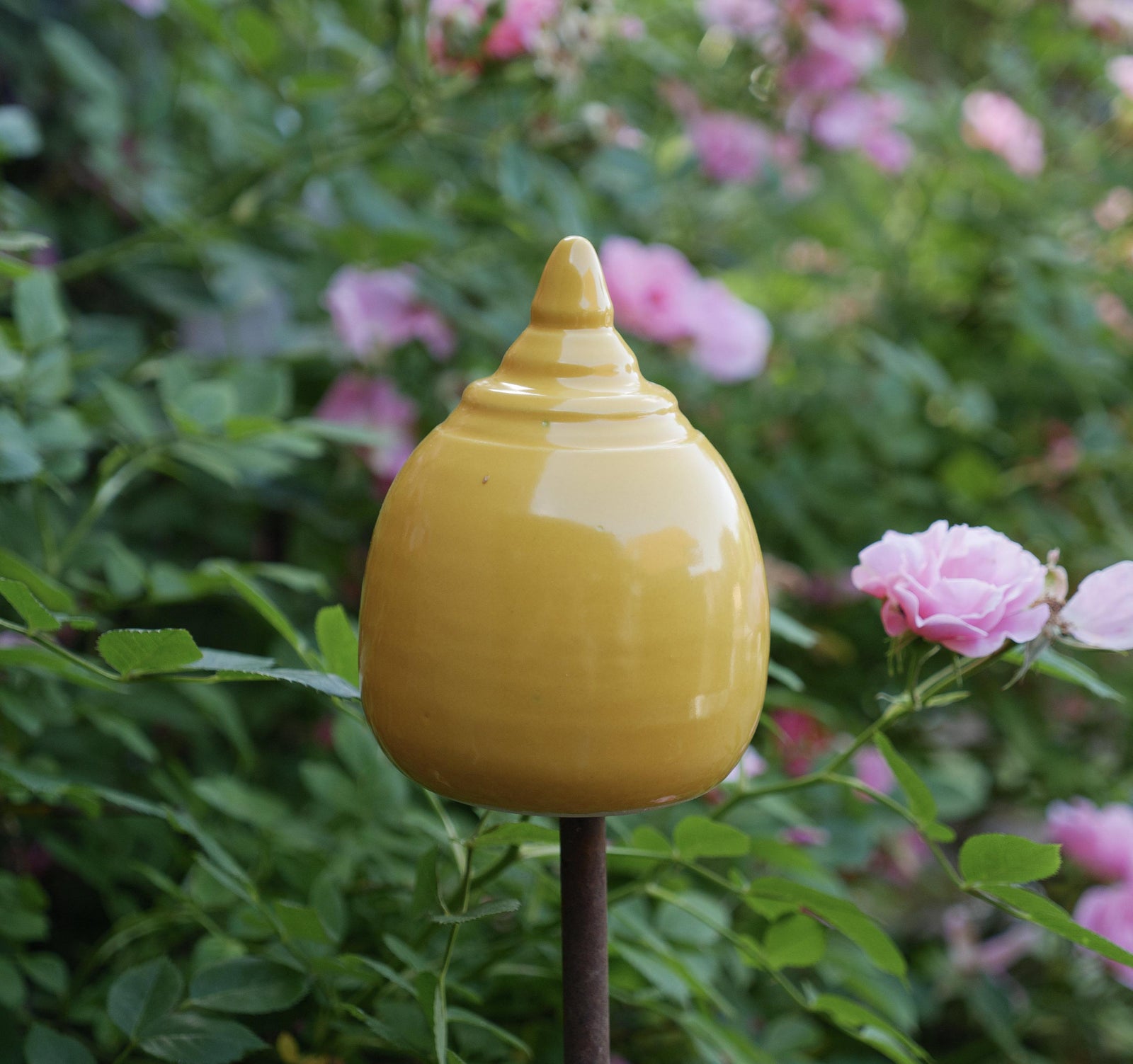 Handgefertigte gelbe Keramik-Gartenspitze, kleine 12 cm hohe Dekospitze mit 2–3 cm Öffnung unten, glänzende handgemachte Gartenkeramik zwischen Blumen, wetterfestes Deko-Element für Zaunpfähle und Beetstecker.