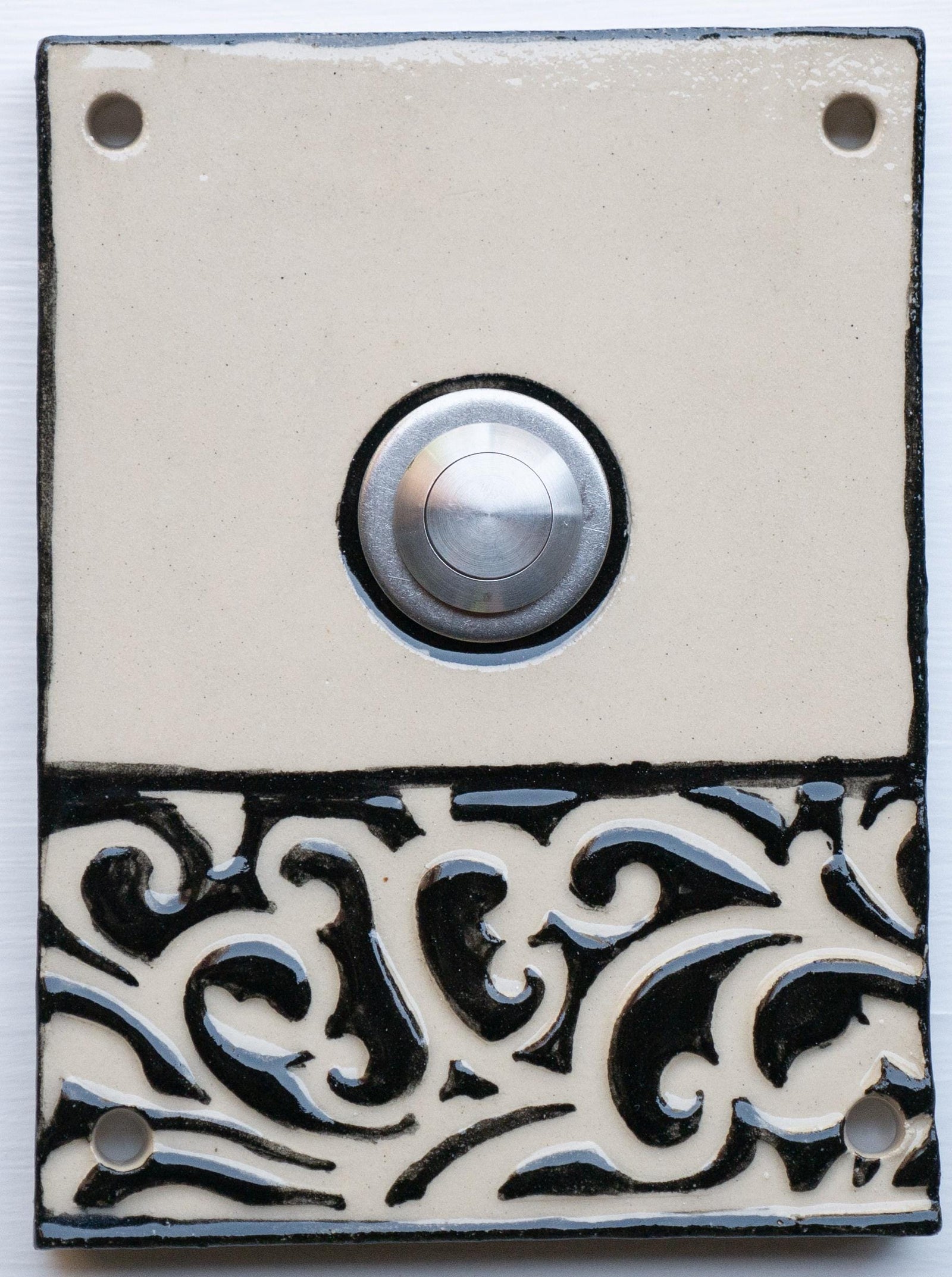 Handgefertigte beige Keramiktürklingel mit elegantem schwarzem Reliefband und Edelstahlknopf. Eine zeitlose Kombination aus modernem Minimalismus und kunsthandwerklichem Charme