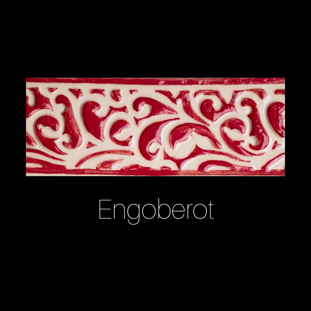 Keramikbordüre in Engoberot mit floralem Ornamentmuster