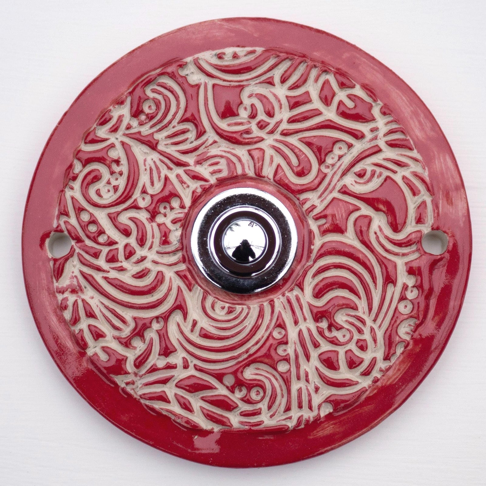Handgefertigte Keramiktürklingel in kräftigem Rot mit klassischem Druckknopf. Einzigartiges Design, wetterfest und einfach zu montieren.