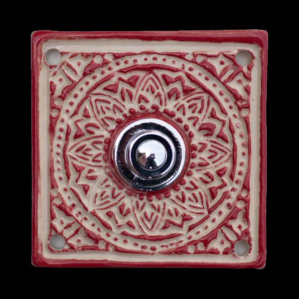 Quadratische Keramik-Klingelplatte in Rot-Beige mit Mandala-Muster und rundem Edelstahl-Knopf