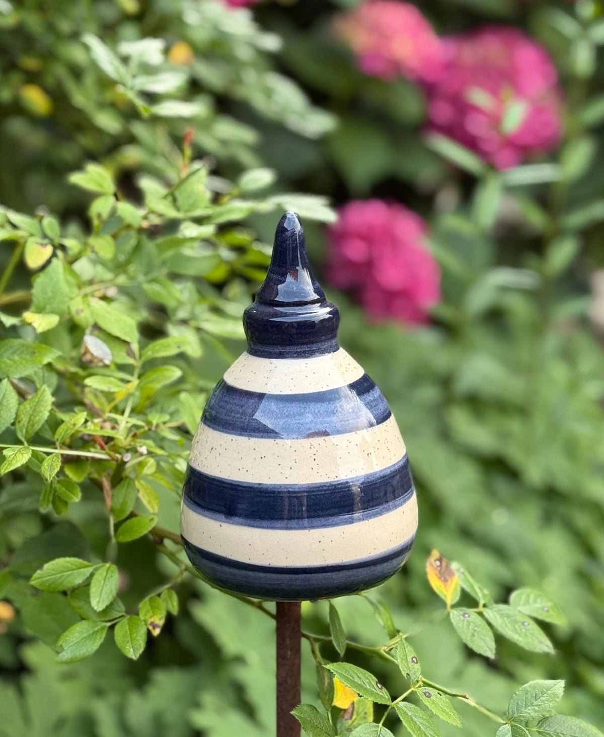 Keramik-Gartenstecker in Tropfenform mit blauen und beigen Streifen