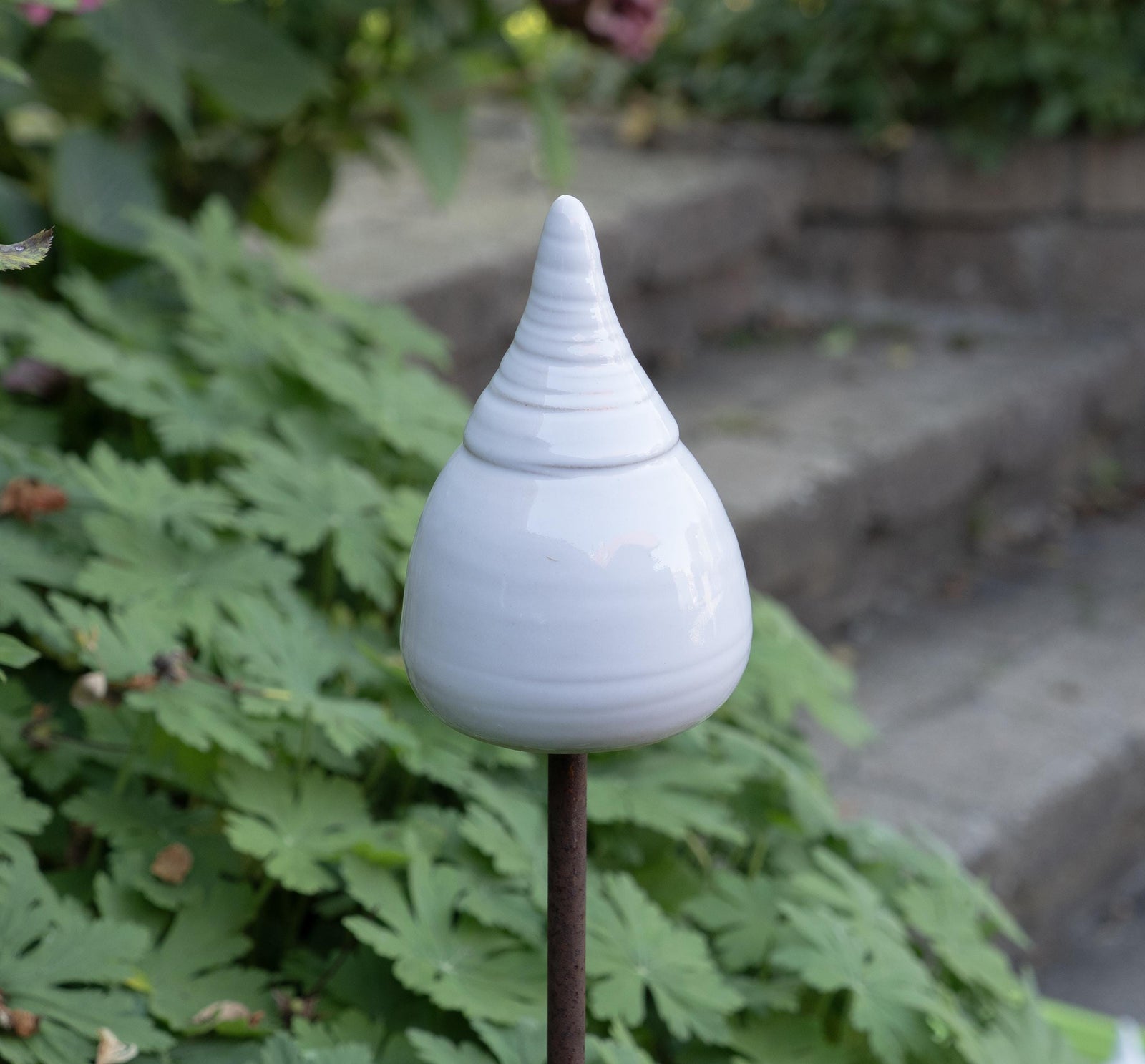 Keramik-Gartenstecker in Weiß mit tropfenförmigem Design