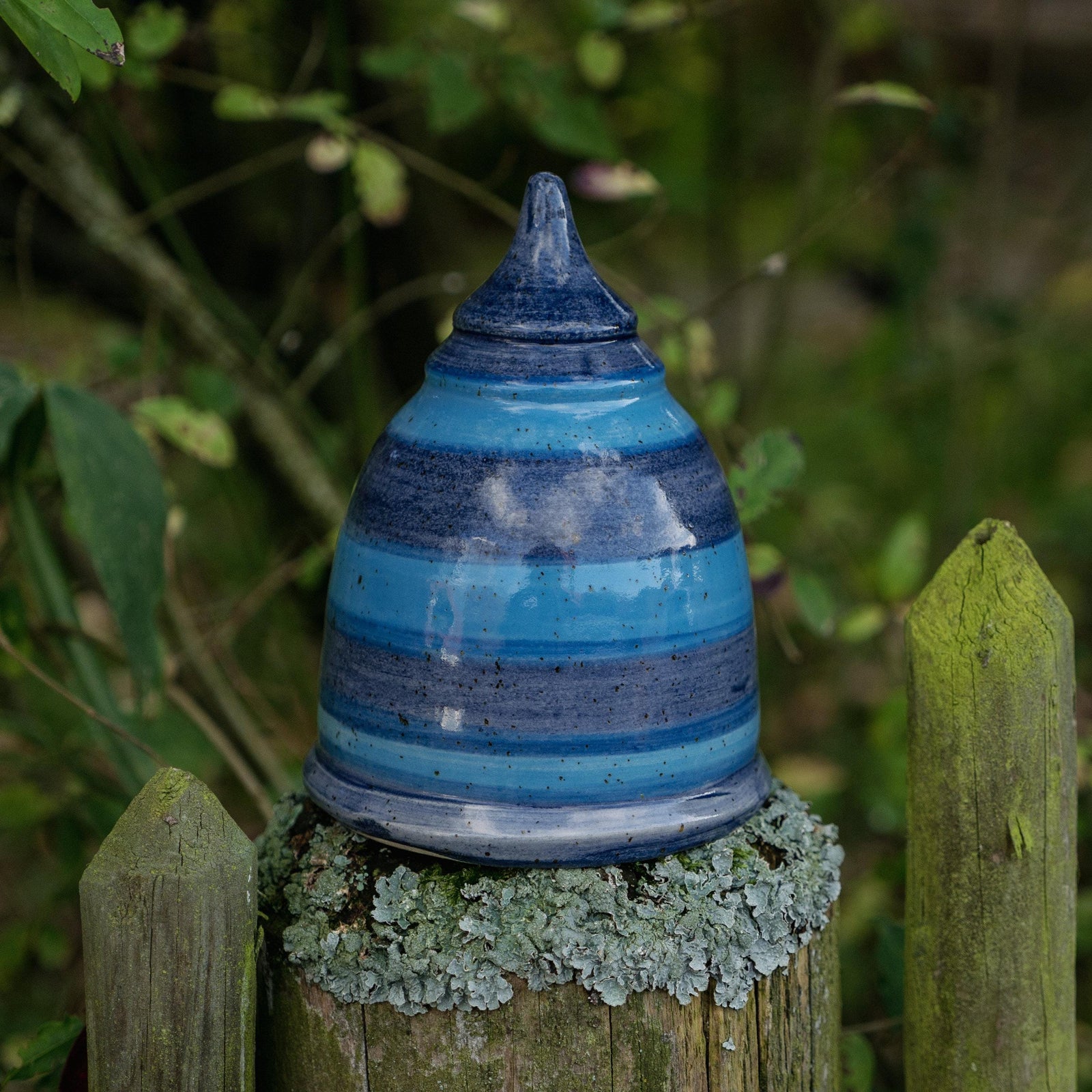 Handgefertigter blau-gestreifter Keramik-Pfostenhocker / Beetstecker – ca. 12 cm hoch, 5–6 cm Öffnung