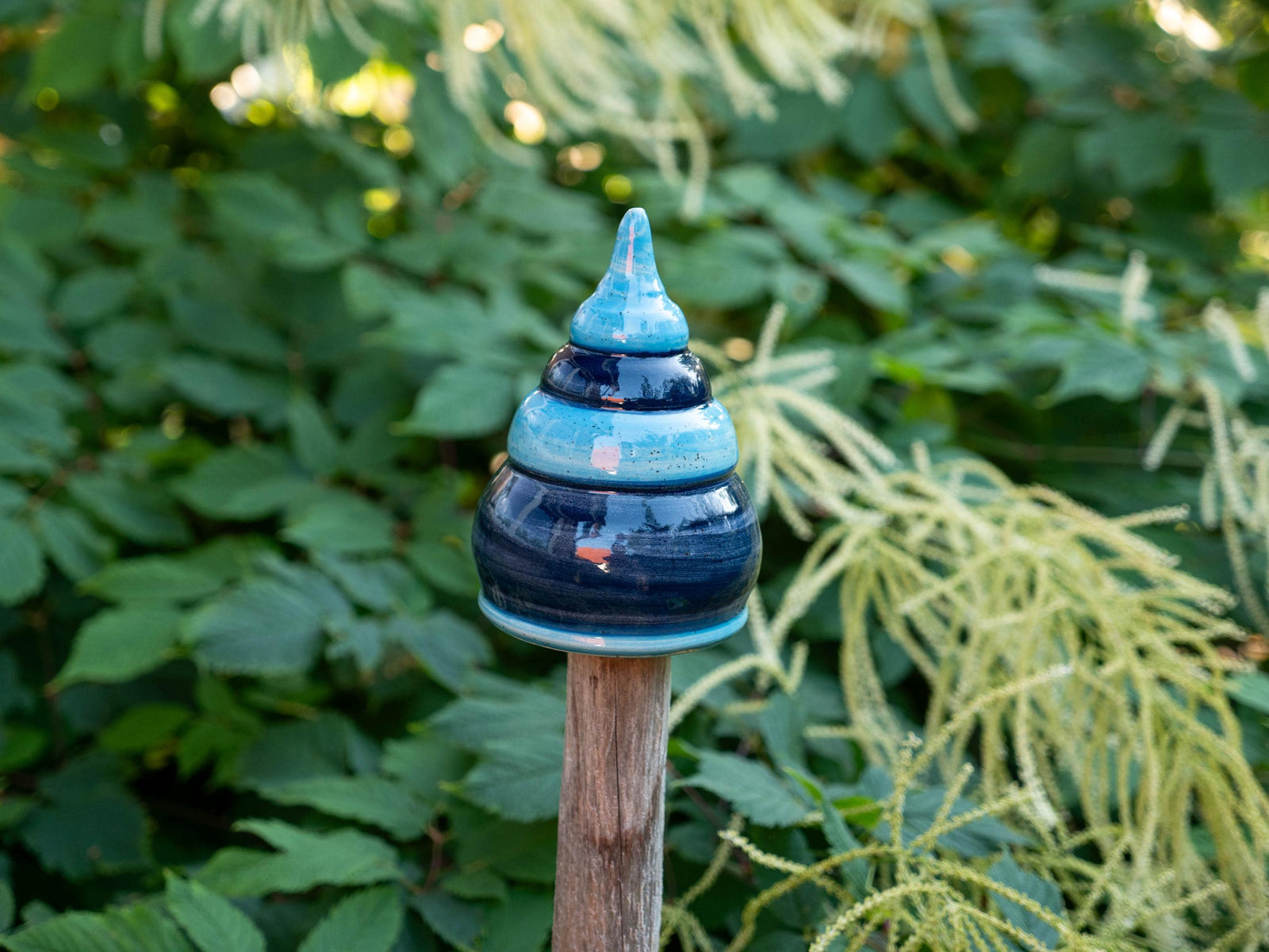 Handgefertigter Keramik-Beetstecker / Pfostenhocker in Dunkelblau – ca. 12 cm Höhe