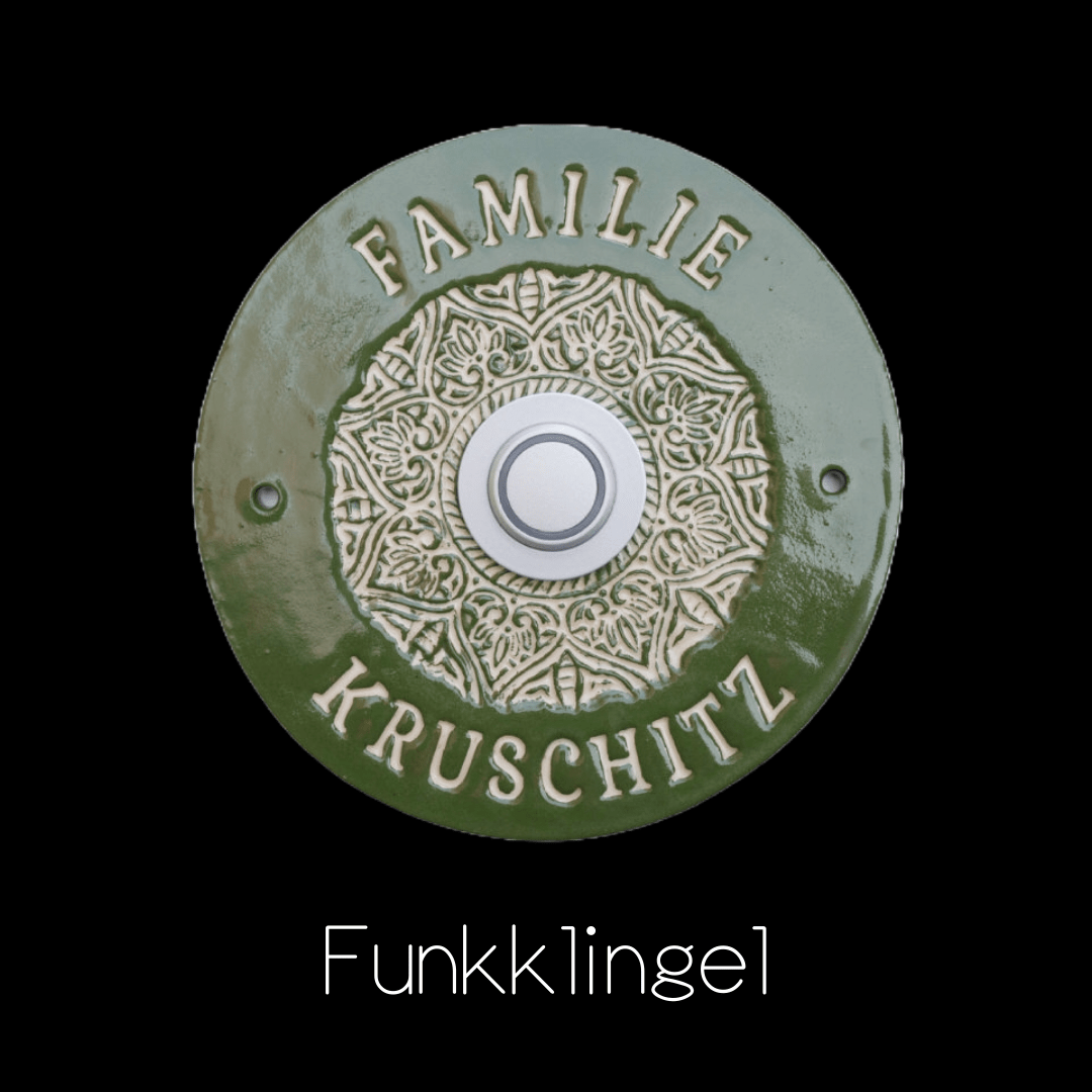 Handgefertigte keramische Funkklingel mit grüner Glasur, Ornamentmuster und personalisierter Beschriftung.