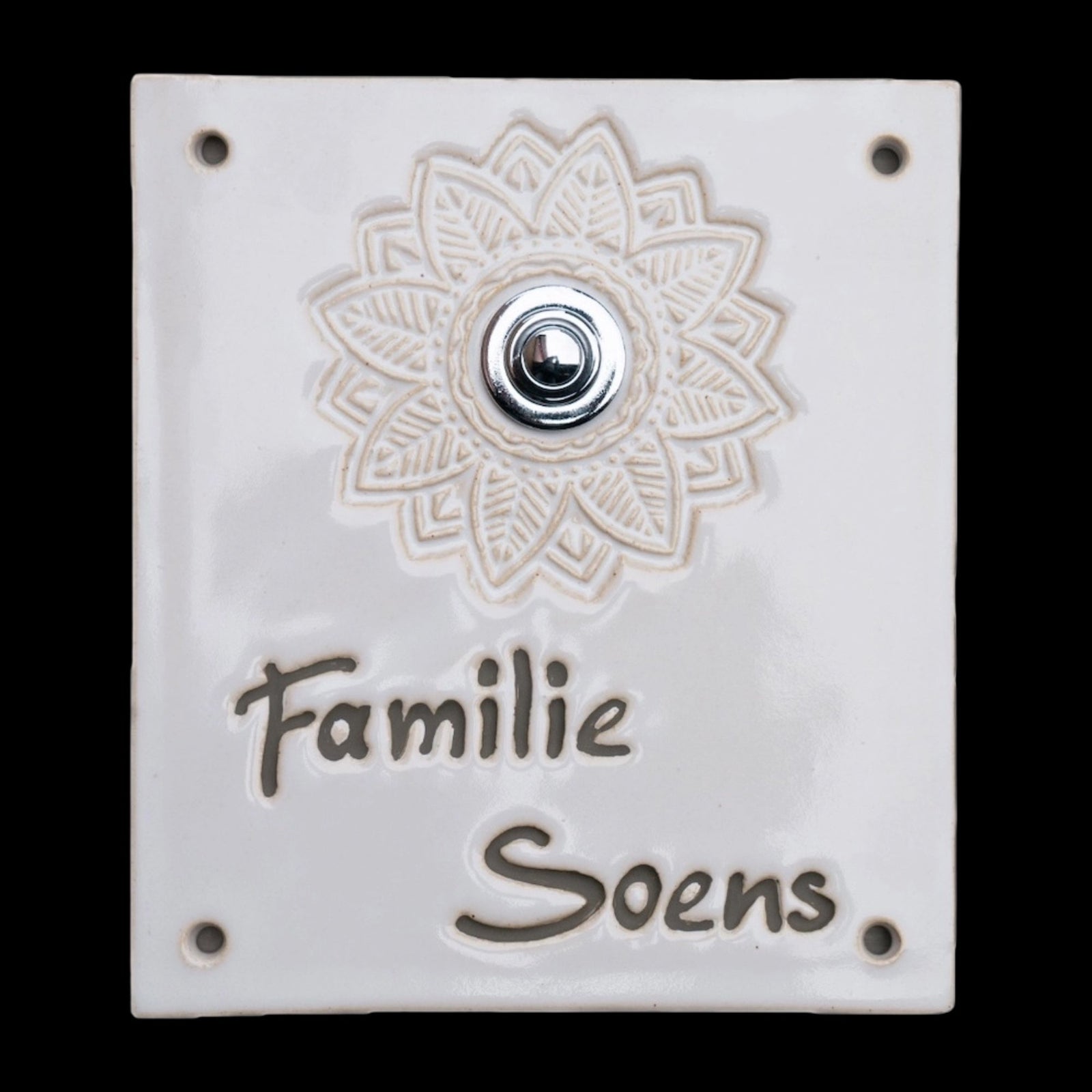 Detailreiches Keramik-Türschild mit Mandala-Relief und integriertem Klingelknopf. Handgemacht, frostfest, personalisiert