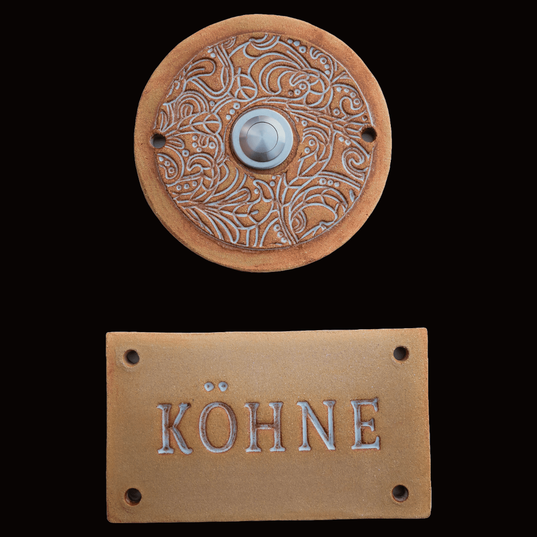 Handgefertigte Keramik-Türklingel in warmem Terrakotta mit kunstvollem Gravurmuster. Der silberne Klingelknopf und der eingravierte Name Köhne in weißer Schrift verleihen Ihrem Eingangsbereich eine edle und persönliche Note.