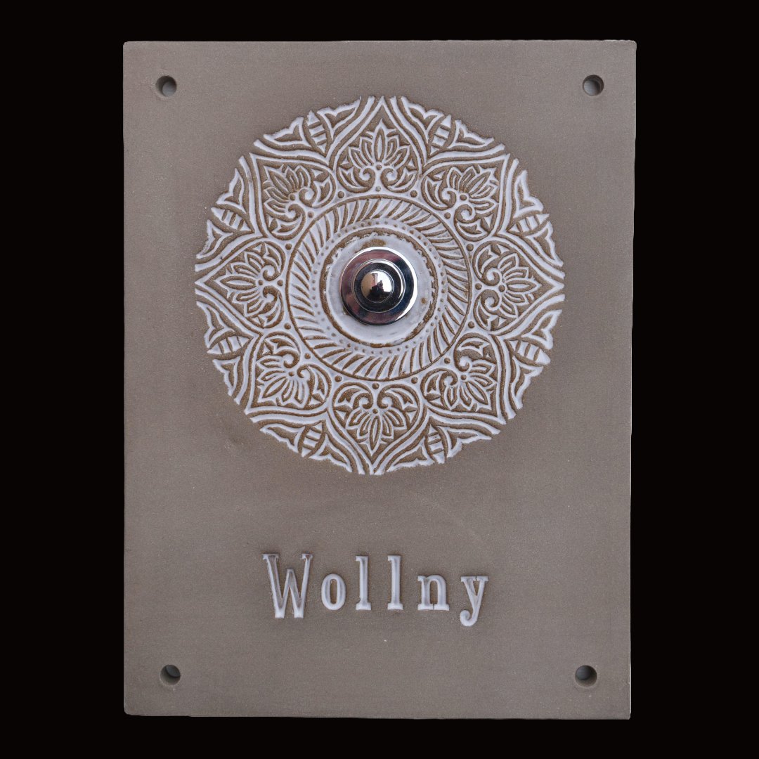 Handgefertigtes beiges Namensschild mit runder Klingel, weißem Mandala-Muster und Inschrift Wollny