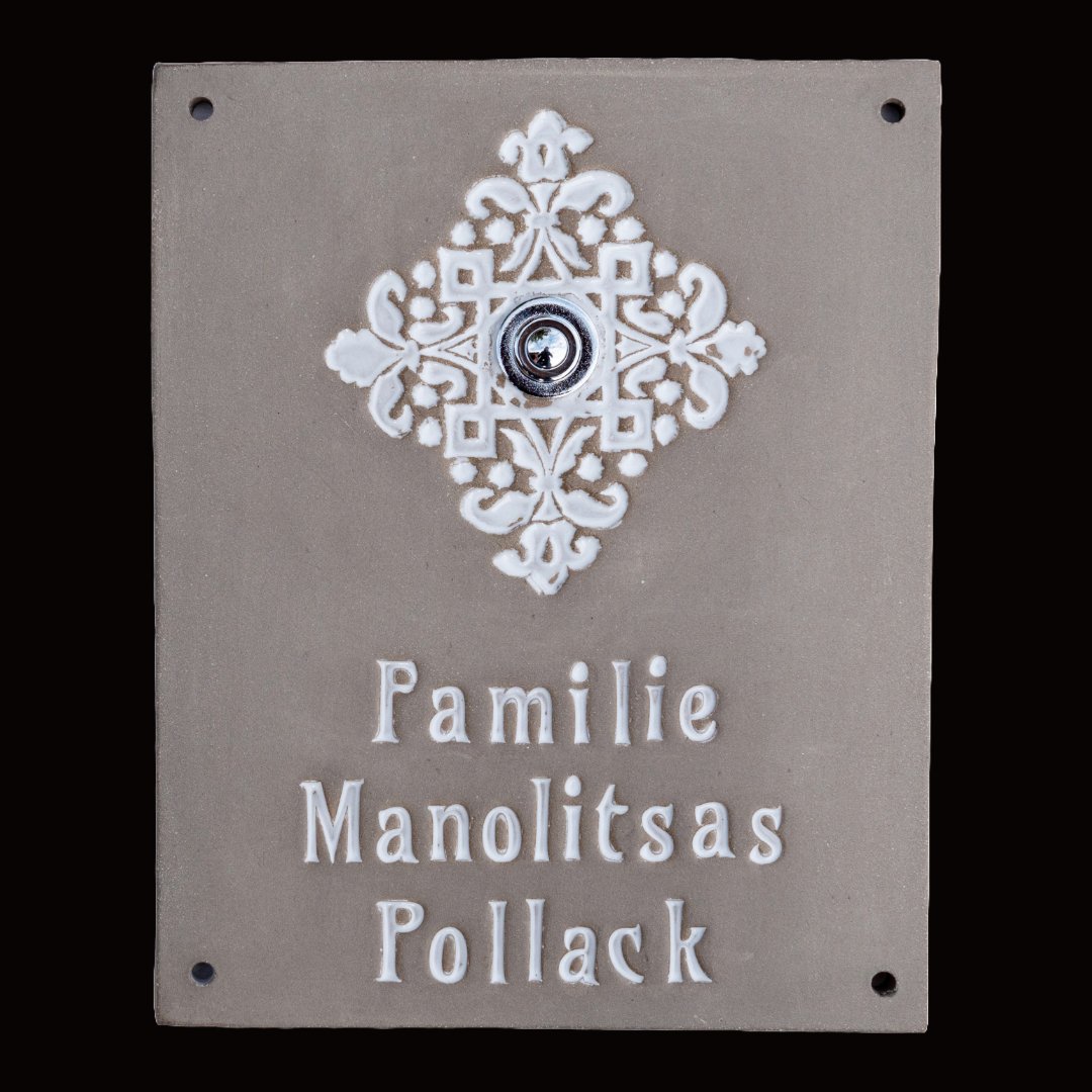 Rechteckiges taupefarbenes Keramik-Türklingelschild mit graviertem Familiennamen Manolitsas Pollack und weißem Ornament