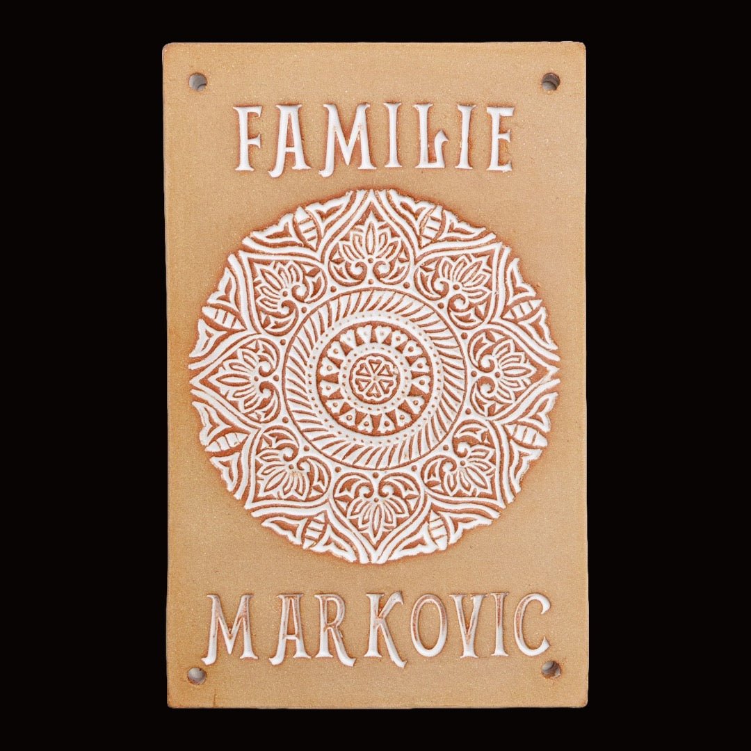 Dekoratives Hausschild aus Keramik mit weißem Mandala und Namensgravur Familie Markovic