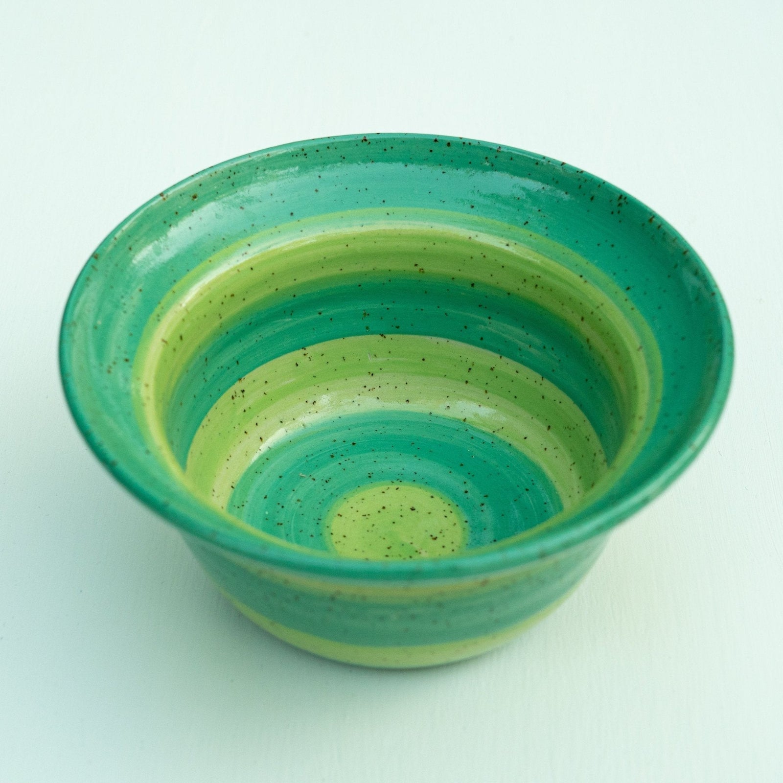 Handgefertigte Keramikschale in Grün- und Türkistönen mit gesprenkelter Glasur – kunsthandwerkliche Töpferei für Küche oder Esstisch