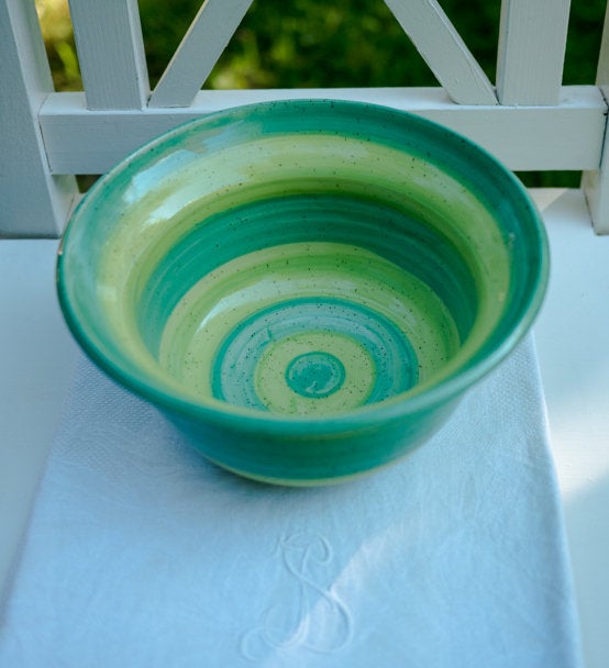 Handgefertigte Keramikschale in Grün- und Türkistönen mit gesprenkelter Glasur – kunsthandwerkliche Töpferei für Küche oder Esstisch