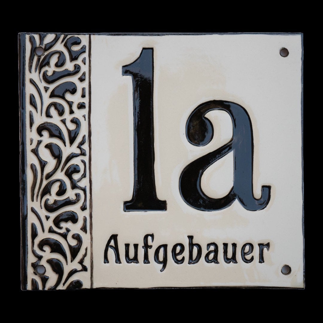 Elegantes Keramik-Hausnummernschild 1a Aufgebauer mit dekorativem Blumenrand