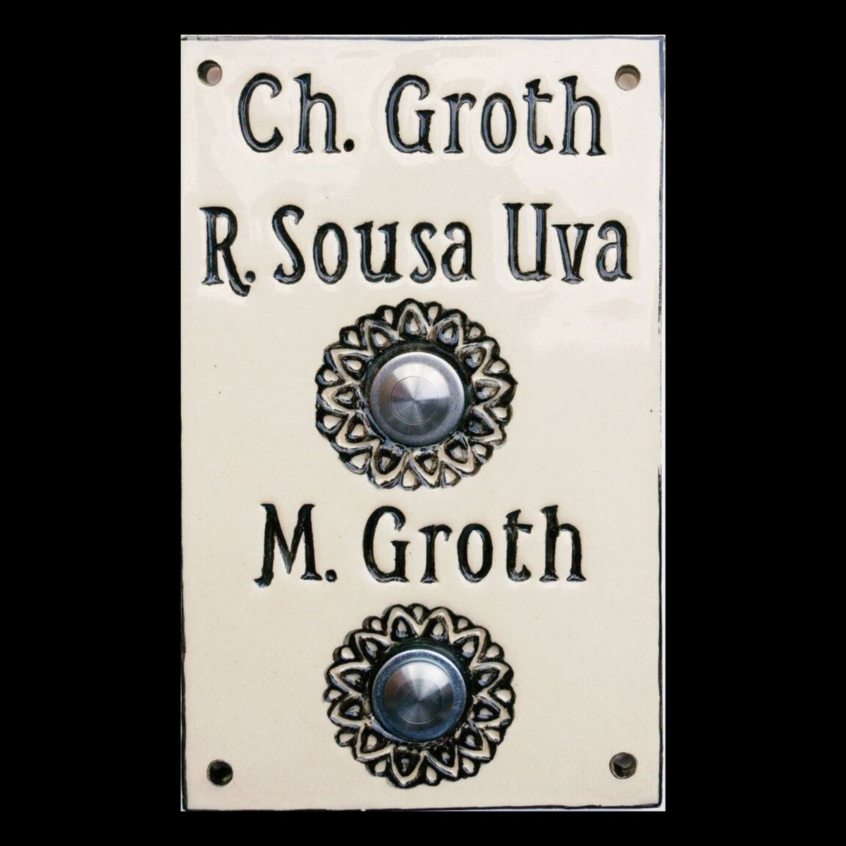 Individuelles Keramik-Doppelklingelschild mit den Namen Ch. Groth, R. Sousa Uva und M. Groth im dekorativen Design