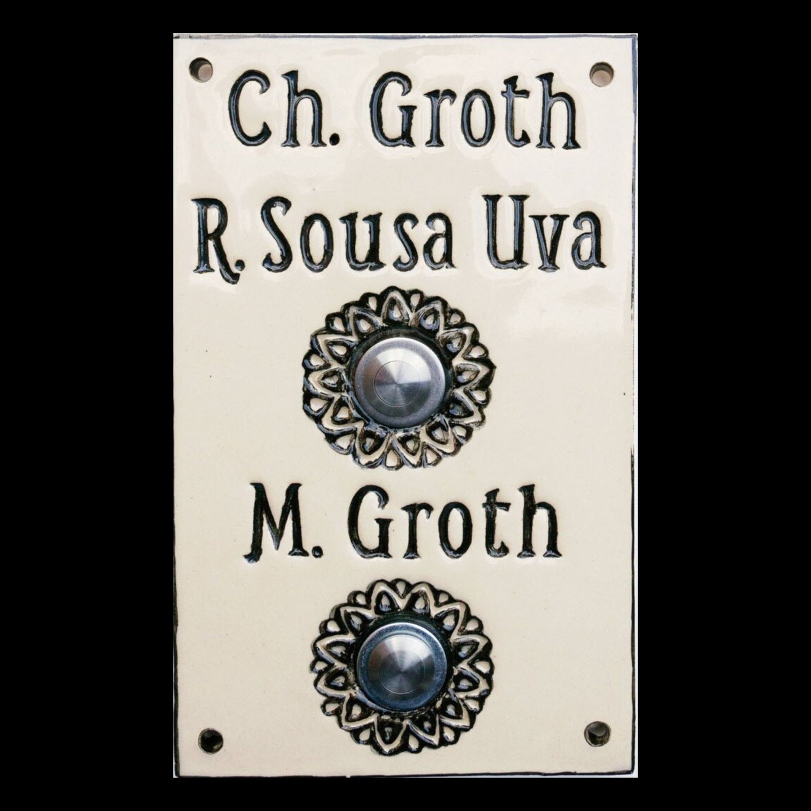 Individuelles Keramik-Doppelklingelschild mit den Namen Ch. Groth, R. Sousa Uva und M. Groth im dekorativen Design