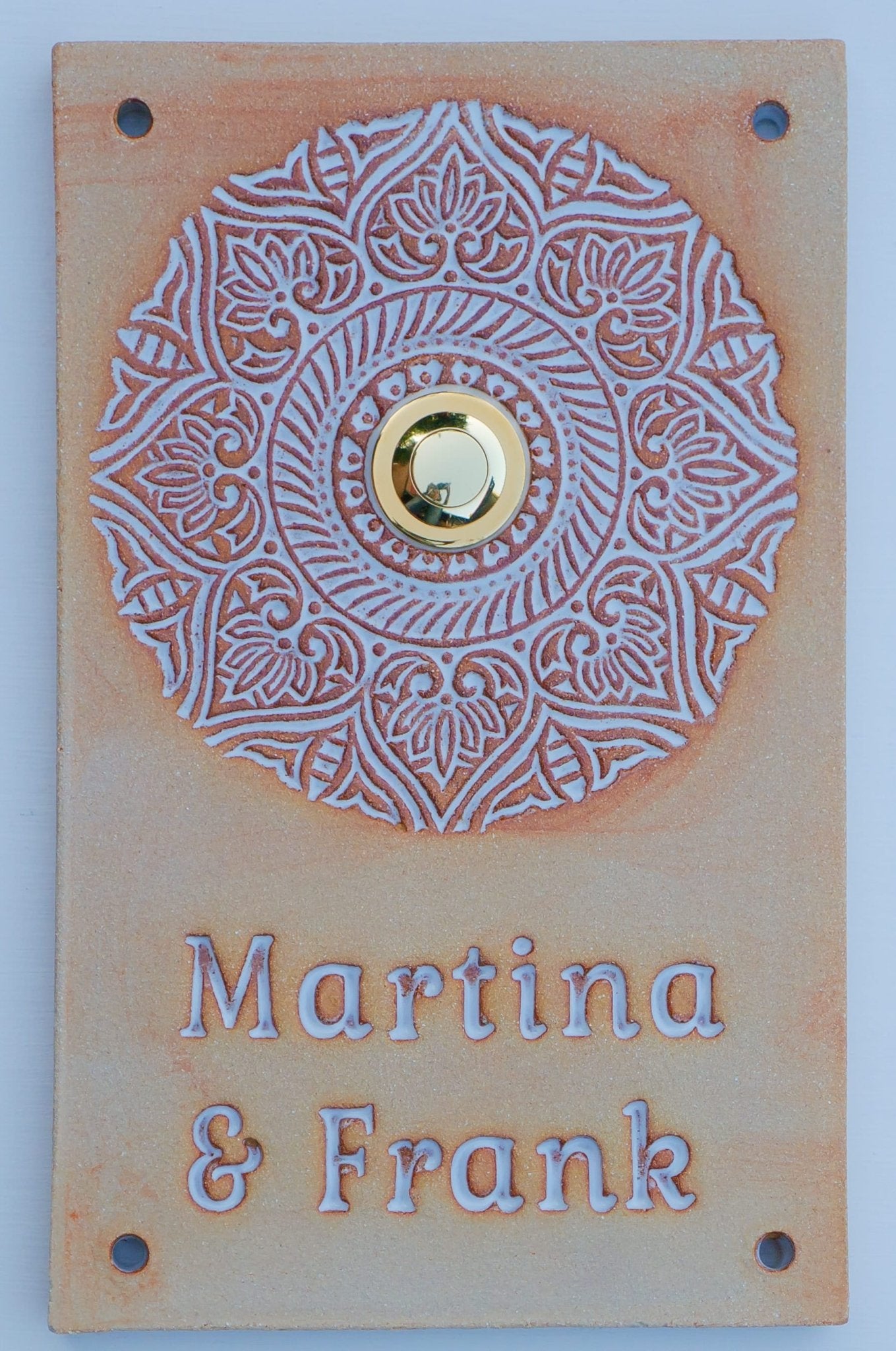 Dekoratives Türschild aus Terrakotta mit goldenem Klingelknopf und geprägtem Text Martina & Fran