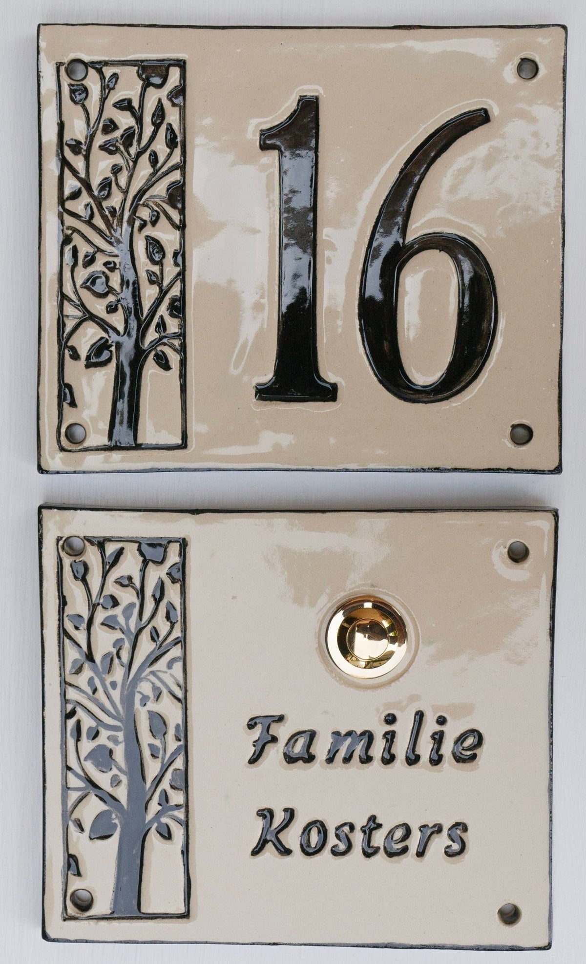 Rechteckige Keramik-Klingelplatte mit Baum-Motiv und Gravur 'Familie Kosters' neben einem Messingknopf