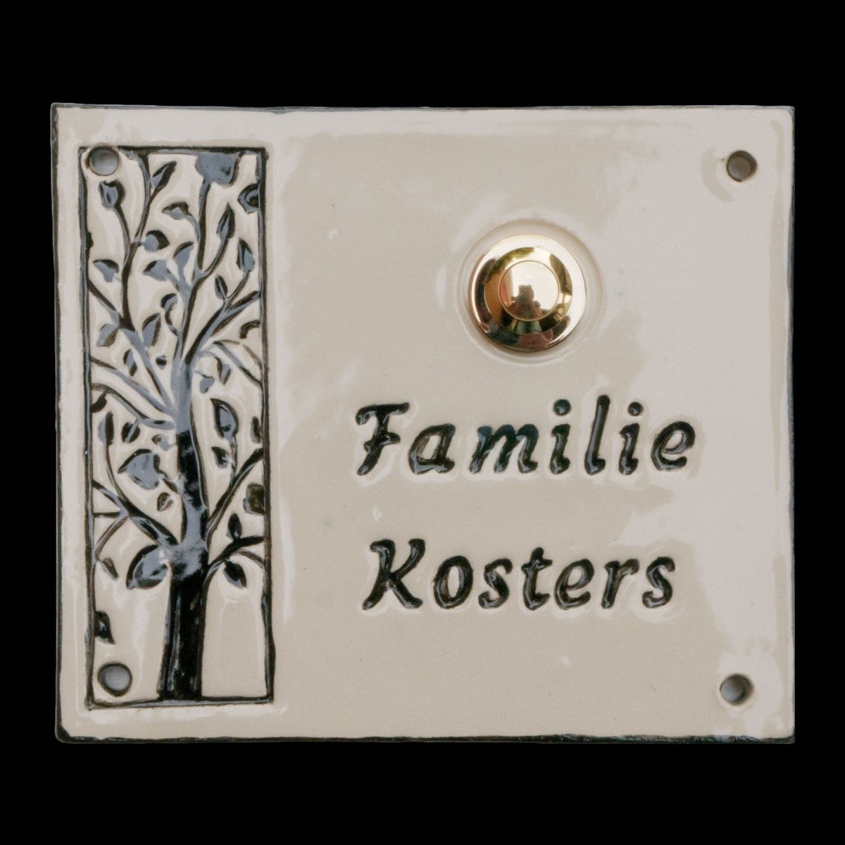 Rechteckige Keramik-Klingelplatte mit Baum-Motiv und Gravur 'Familie Kosters' neben einem Messingknopf