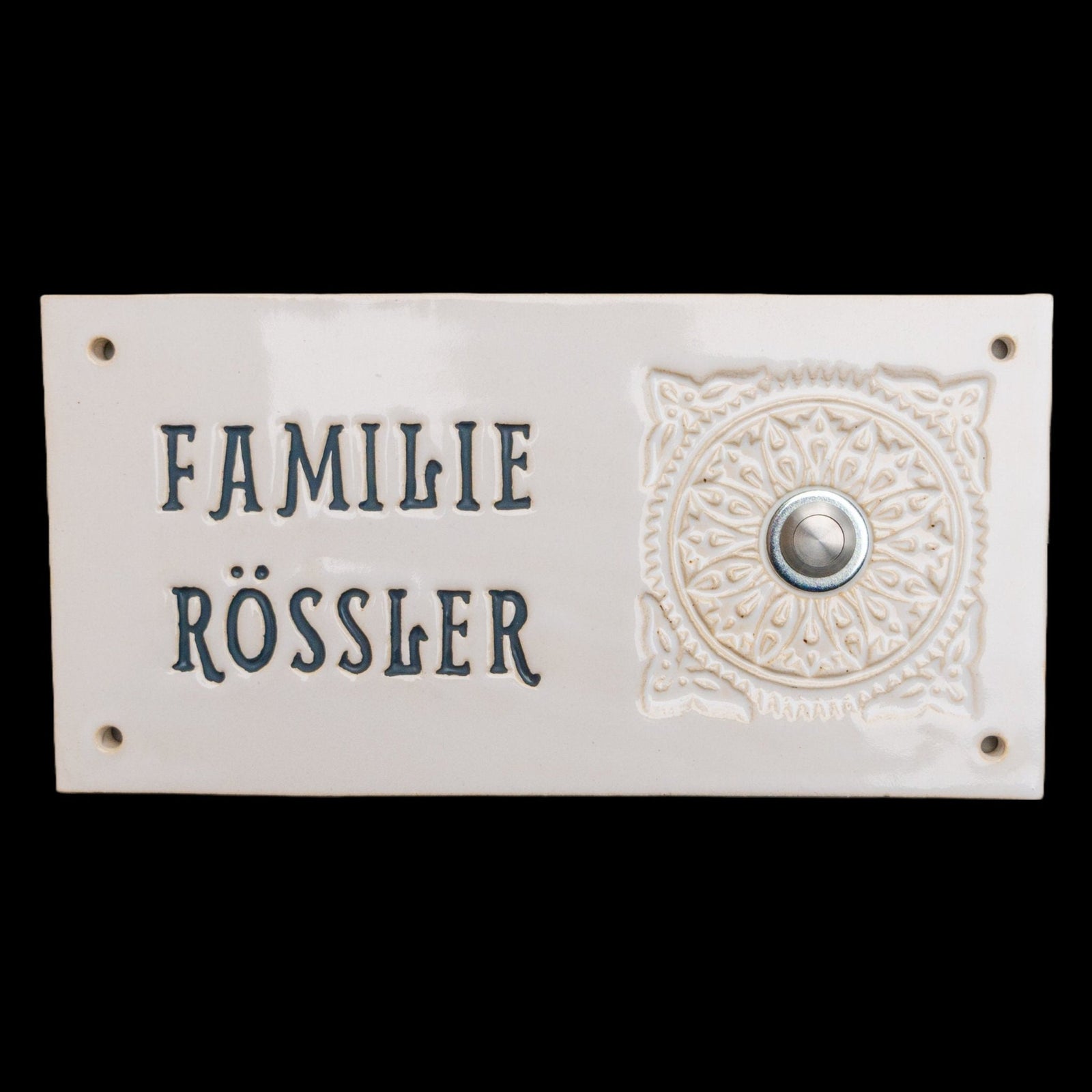 Rechteckige Keramik-Klingelplatte mit Gravur Familienname Rössler und dekorativem Relief-Ornamen