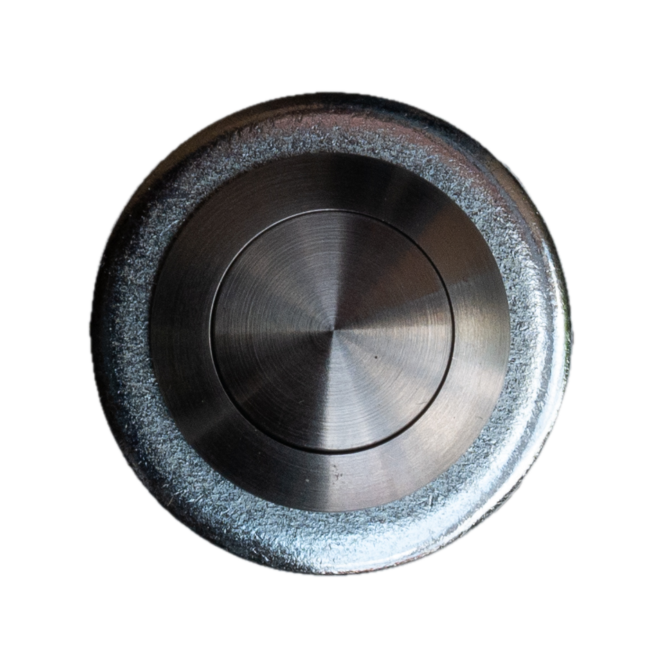 Runde Metallscheibe mit gebürsteter Stahloberfläche und konzentrischem Kreisdesign, freigestellt auf transparentem Hintergrund.