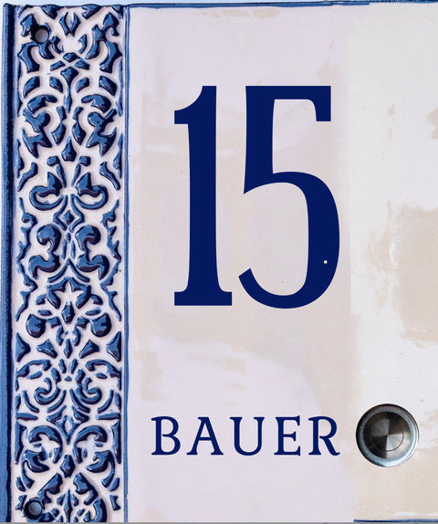 Türschild mit Hausnummer und Klingel