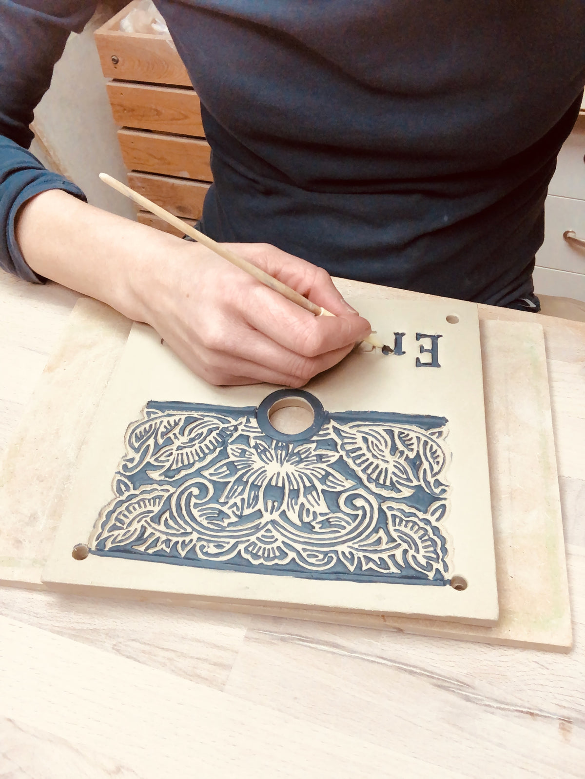 Jedes Schild wird in Handarbeit gefertigt – vom Gravieren der Ornamente bis zum Bemalen der Schrift ist jedes Stück ein Unika