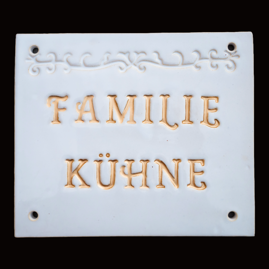 Weißes glänzendes Keramik-Namensschild mit goldener Gravur Familie Kuhne